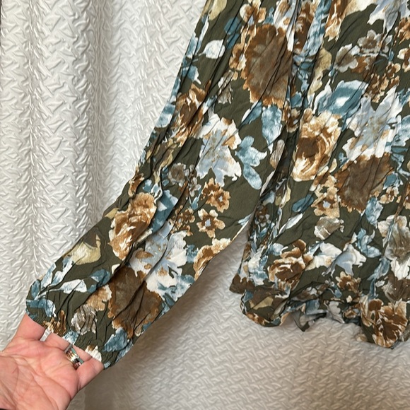 andree by unit 1X v neck with tie closure long balloon sleeve blouse - Picture 5 of 7